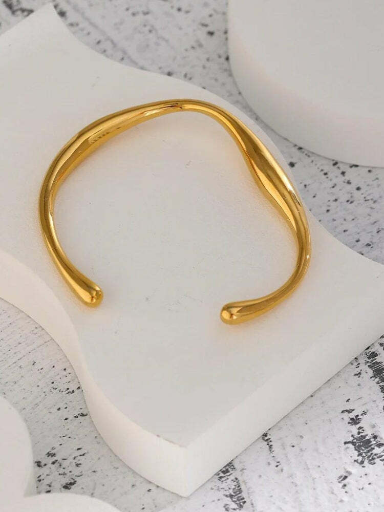 Trendy Y2K Gold Bangle Bracelet - Perfect for 90s Aesthetic and Summer Outfits