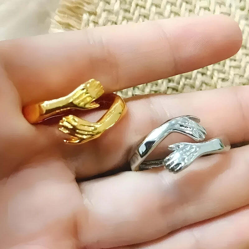 Y2K-Inspired Hug Me Ring: Trendy Gold Accessory for 2000s Fashion Lovers